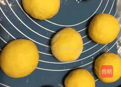 Illustration of how to make three-color chrysanthemum steamed buns 7