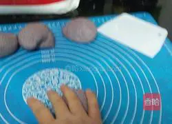 Black rice chokes noodles Illustration of how to make steamed buns 9