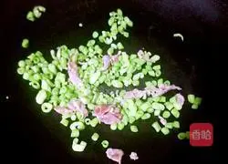 Illustration of how to make fried rice with beans and ham 6