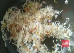 Illustration of how to make bean sprouts fried rice 6
