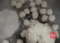 Illustration of homemade black sesame glutinous rice balls 1