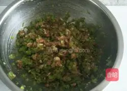 Illustration of how to make celery and meat dumpling stuffing 8