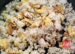 Illustration of how to make colorful egg fried rice 5