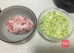Illustration of how to make celery and pork dumplings 1