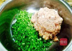 Illustration of how to make celery and meat dumpling stuffing 1