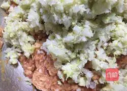 Illustration of how to make dumpling stuffing 4