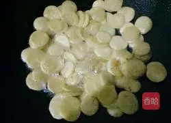 Green garlic Illustration of how to make fried mung bean cakes with shredded pork 6