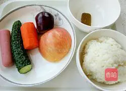 Illustration of how to make curry apple fried rice 1