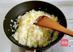 Illustration of how to make egg fried rice 7