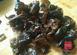 Illustration of how to make celery and pork dumpling stuffing 5