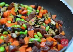 Illustration of braised rice with sausage, carrot and mushroom 4