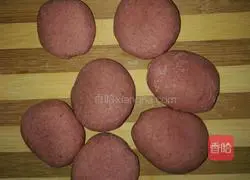 Illustration of how to make red rice and fish steamed buns 2