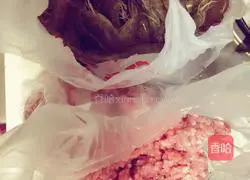 Illustration of how to make fresh meat and shrimp wontons 1