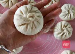 Illustration of how to make pork, green onion and carrot buns 15