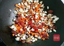 Illustration of braised rice with mushrooms and sausage 5