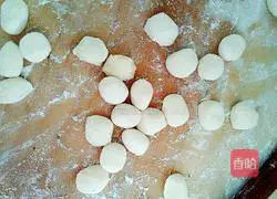 Illustration of how to make dumplings stuffed with parsley and fungus and eggs 11