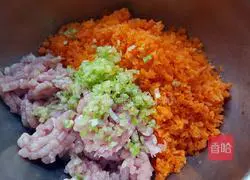 Illustration of how to make pork and carrot stuffed dumplings 4