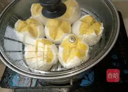 Illustration of how to make pumpkin blossom steamed buns 3