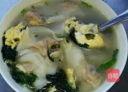 Illustration of how to make shrimp and three delicacies wontons 6