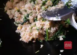 Illustration of how to make fried rice with chives and eggs 11