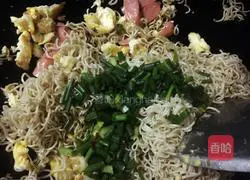 Illustration of how to make fried noodles with ham and eggs 8