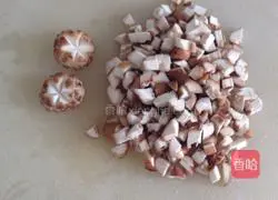 Illustration of how to make mushroom and beef noodles 1