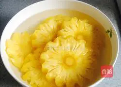 Colorful Illustration of how to make pineapple fried rice 1