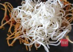 Illustration of how to make fried rice noodles with bean paste 5