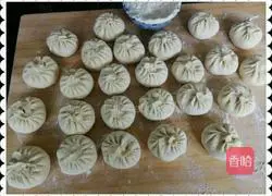 Illustration of how to make beef, green onion and carrot buns 4