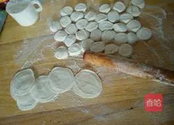 Illustration of how to make three fresh stuffed dumplings 3