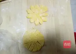 Illustration of how to make sunflower steamed buns 12