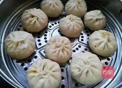 Illustration of how to make leek, egg and meat buns 10