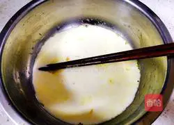 Illustration of how to make egg cake skin 3