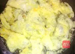 Illustration of how to make fried rice with crab meat, sticks and eggs 3