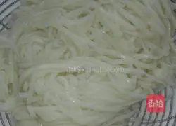 Illustration of how to make noodles with scallion oil 2