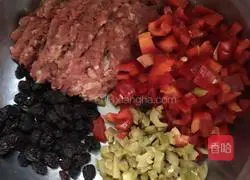 Illustration of how to make Argentinian dumplings and beef version