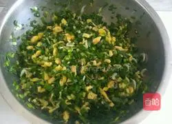 Two mixed with bread...Illustration of how to make leek, egg and shrimp skin filling 5