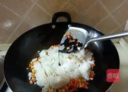 Illustration of how to make egg fried rice 9
