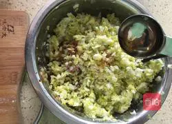 Illustration of how to make cabbage and pork dumplings 6