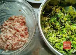 Illustration of how to make cabbage, shrimp skin and pork dumplings 7