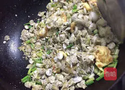 Illustration of how to make Yuqian egg fried rice 7