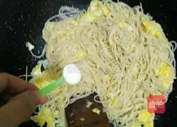 Illustration of how to make fried noodles with eggs 7