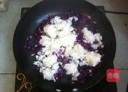 Illustration of how to make purple cabbage and egg fried rice 3