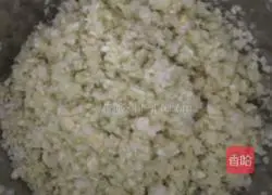 Illustration of how to make dumplings stuffed with pork and cabbage 4