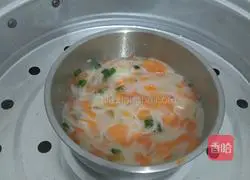 Illustration of how to make egg noodles and carrot cubes 5
