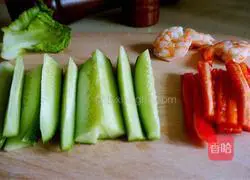 Illustration of how to make shrimp and cucumber pocket cake 3
