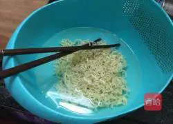 Illustration of how to make noodles with scallion oil 3