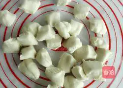 Illustration of how to make dumplings stuffed with pork and parsley 6