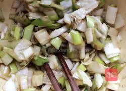 Illustration of how to make mixed noodles 4