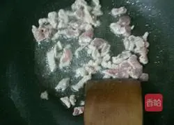 Illustration of how to make fried noodles with beans and shredded pork 5